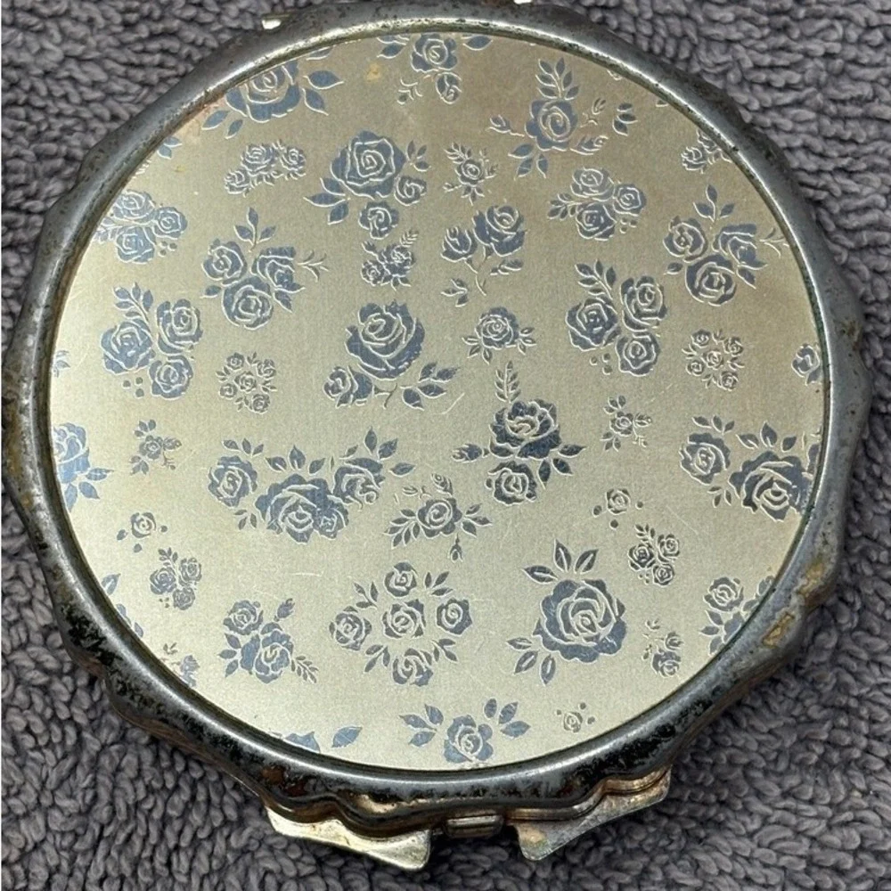 Vintage Makeup Compact Gold Tone Floral Scalloped Edge Made in Japan 3in